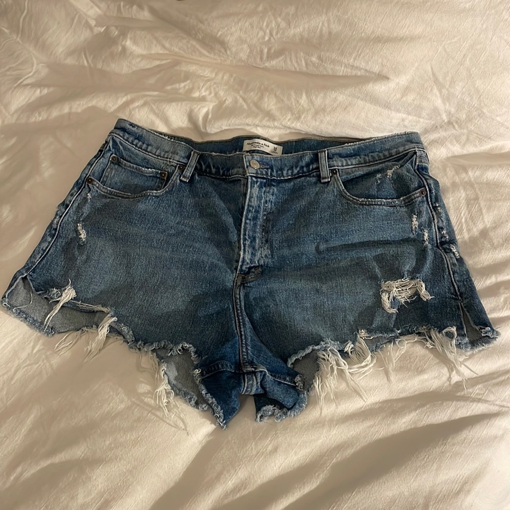 Abercrombie & Fitch high rise cutoff shorts ✨